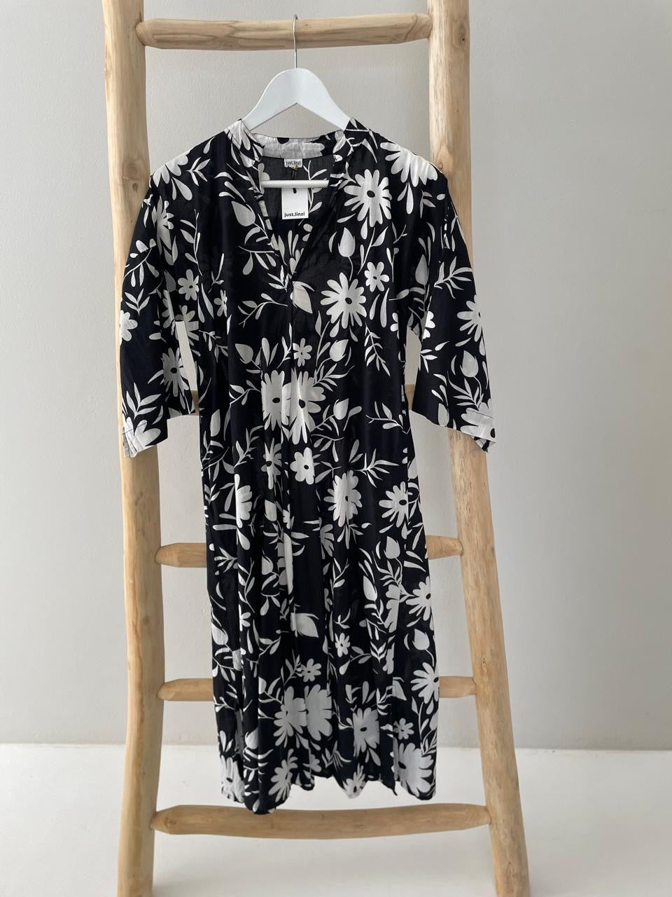 Black & white daisy floral dress