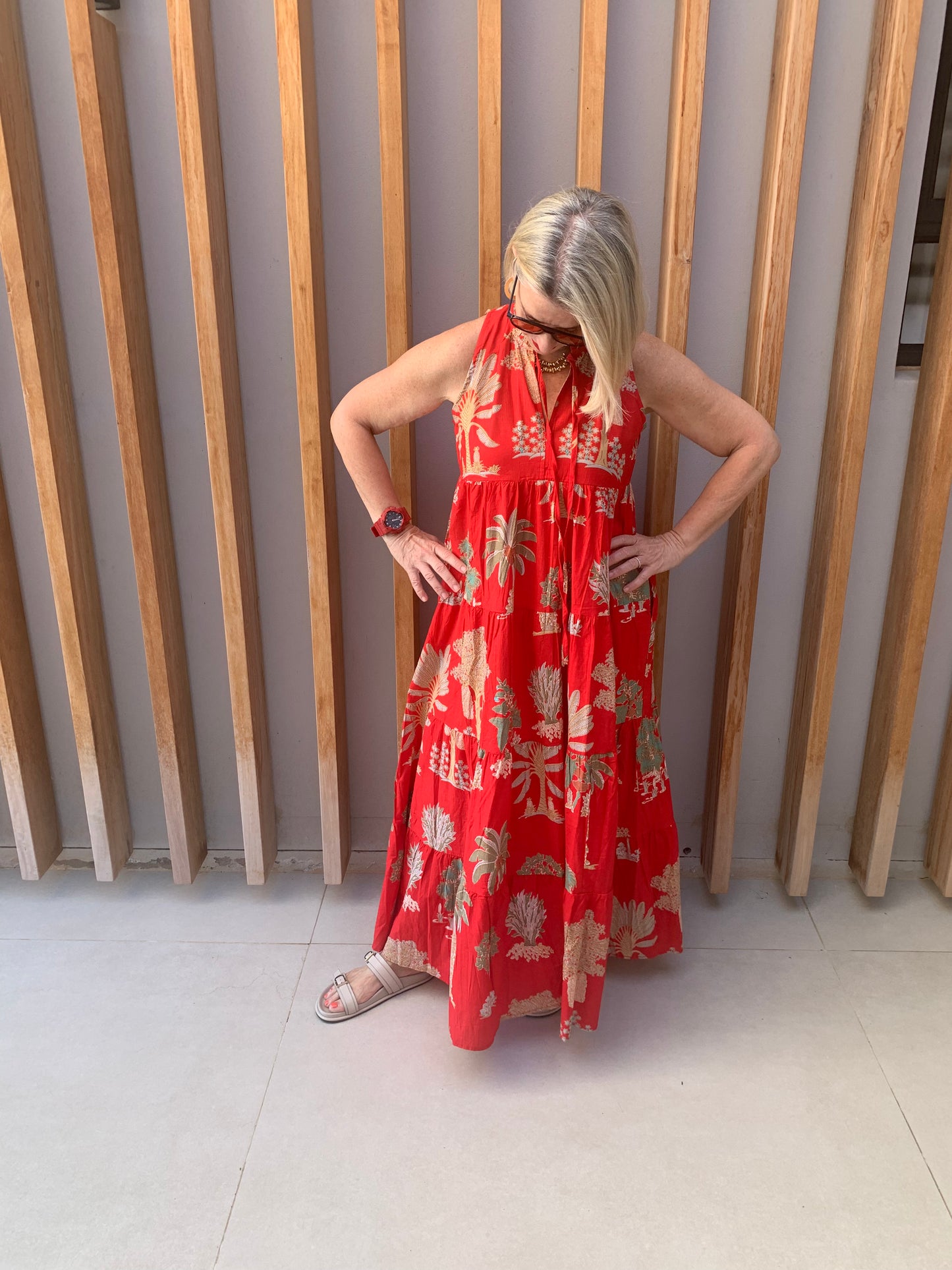 Red sleeveless dress with bronze fan palm pattern