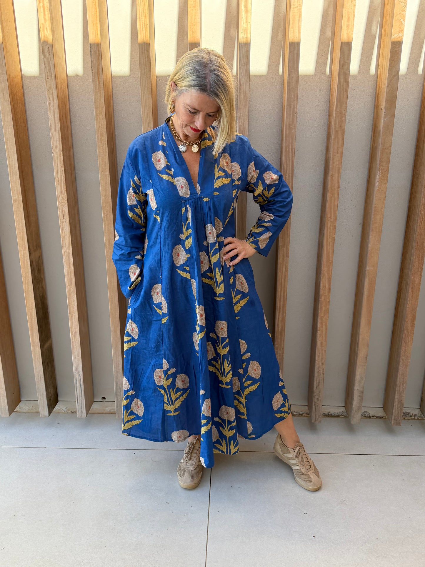 Blue dress with beige daisies pattern