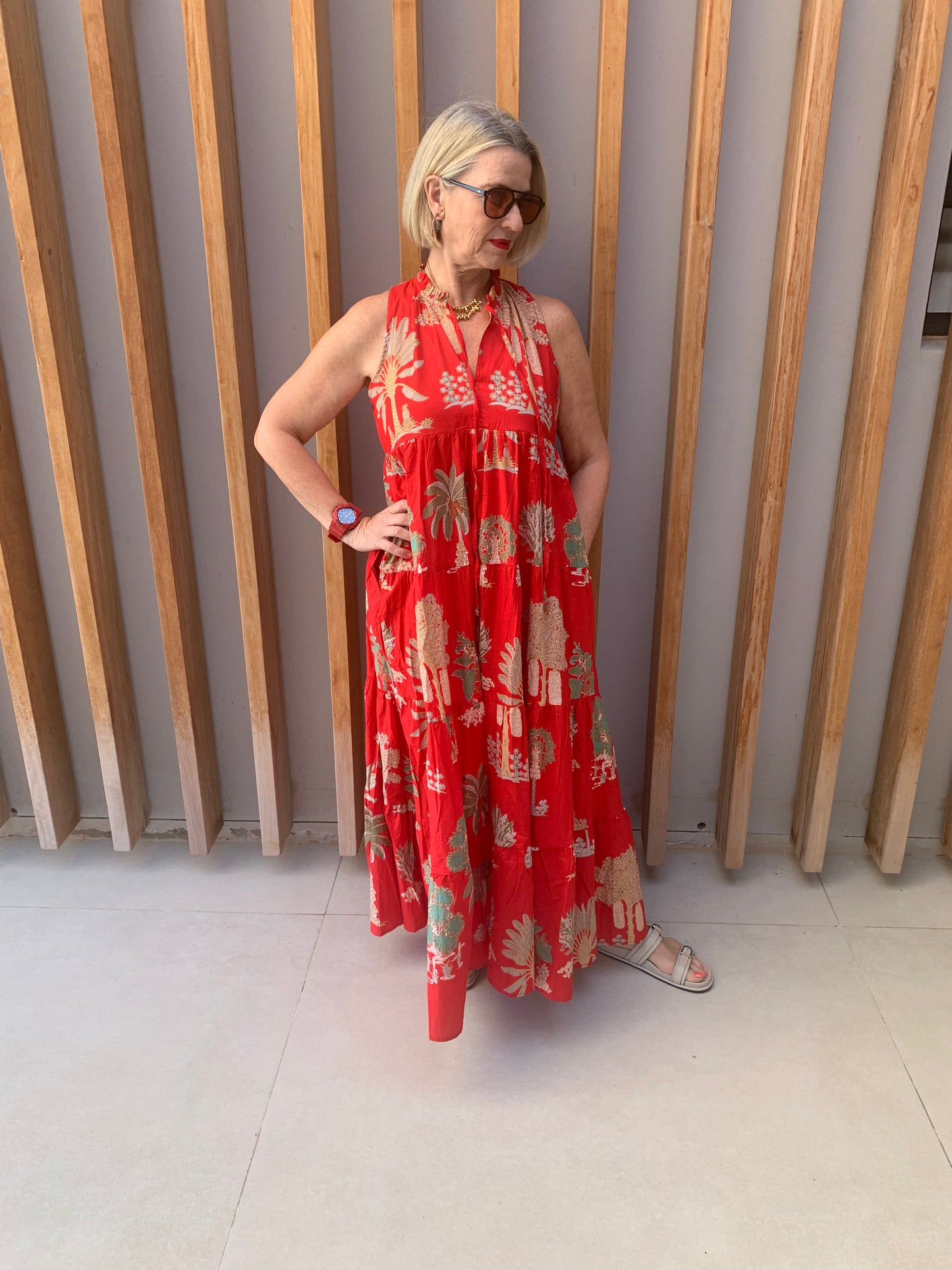 Red sleeveless dress with bronze fan palm pattern