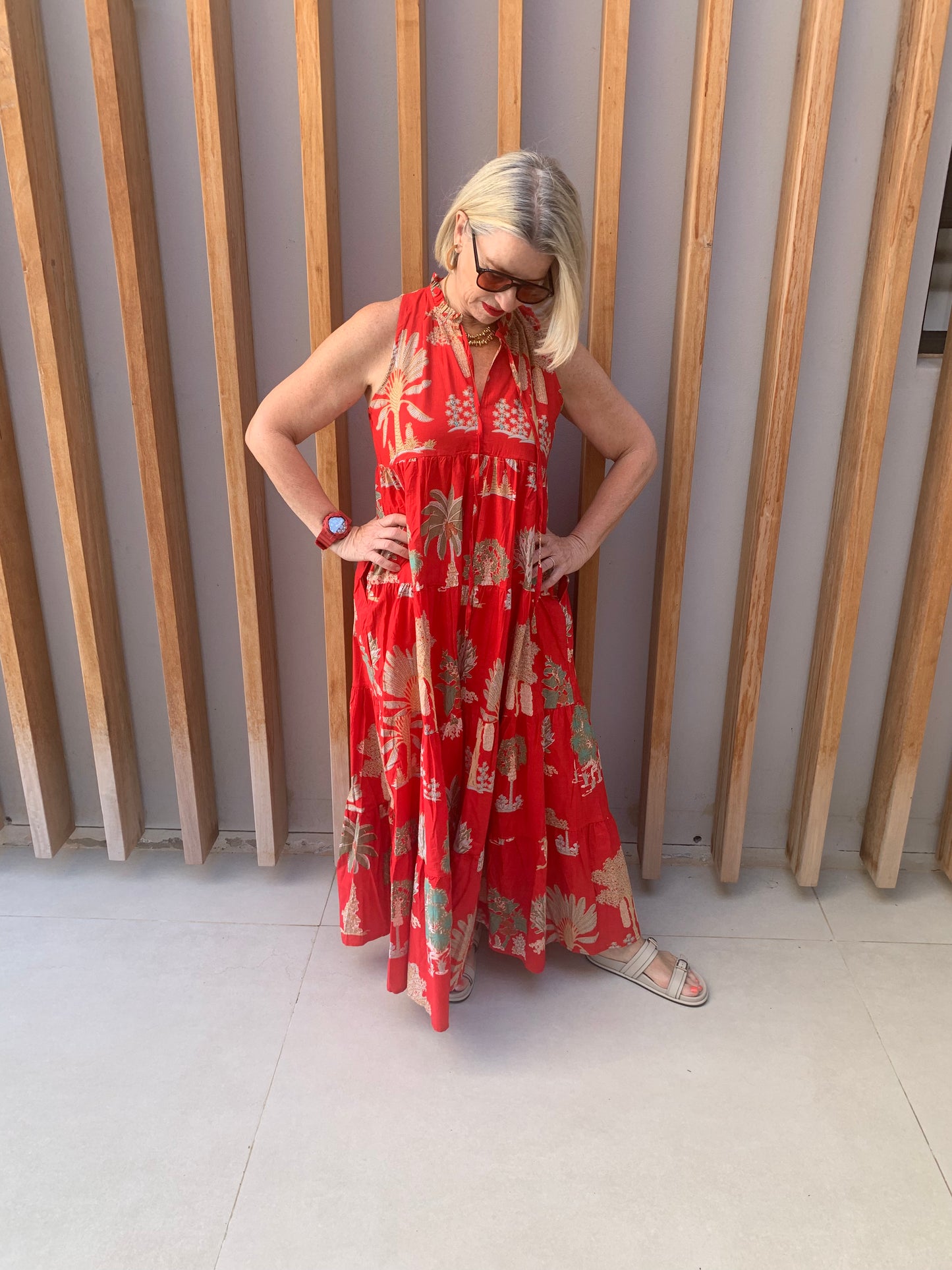 Red sleeveless dress with bronze fan palm pattern