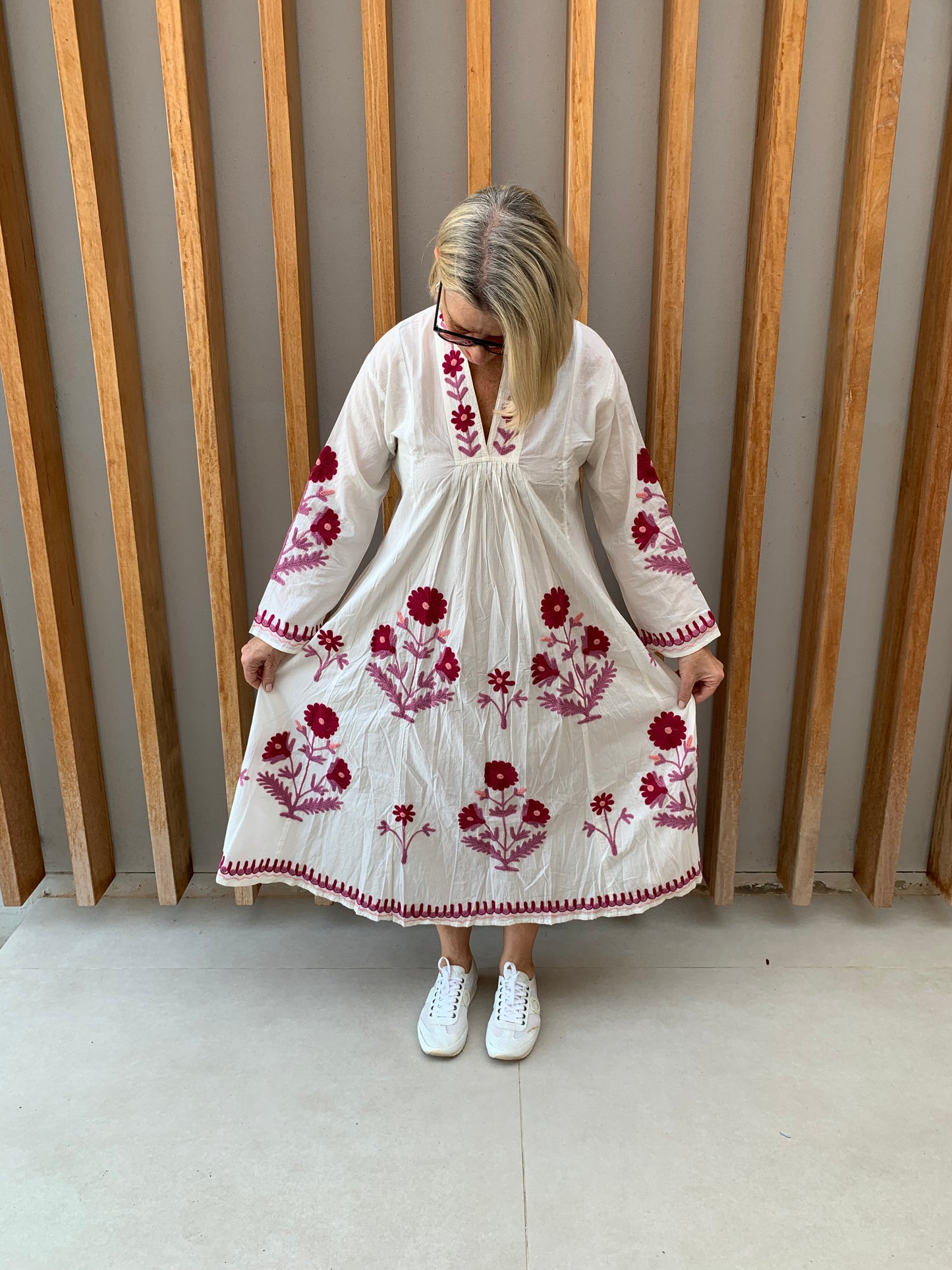 White dress with embroidered Fuchsia pink daisies