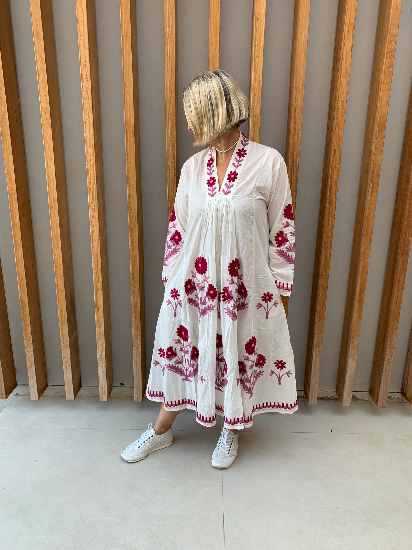 White dress with embroidered Fuchsia pink daisies