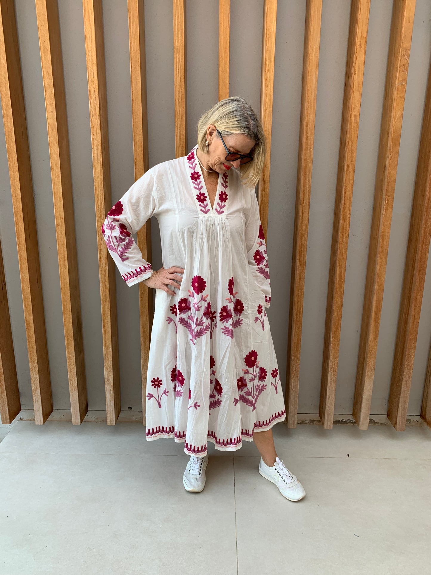 White dress with embroidered Fuchsia pink daisies